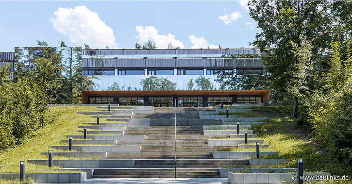 Sanierung einer Béton Brut-Schule mit Sonnenschutz von Warema