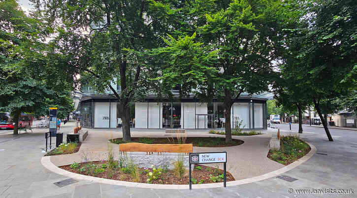 London’s Pocket Parks: At the sign of the Golden Bottle, EC4