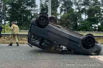 Auto belandt op zijn dak op E313 in Hasselt, bestuurder moet bevrijd worden