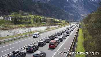 Vor dem Gotthard-Nordportal stauen sich die Autos auf 10 Kilometern