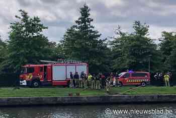 Brandweer voert zoekactie uit aan jaagpad langs de Leie in Kortrijk: man uit het water gehaald