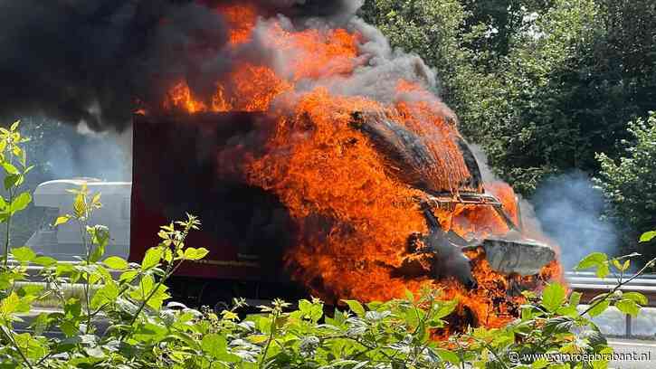 Busje na ongeluk in brand gevlogen, A73 afgesloten