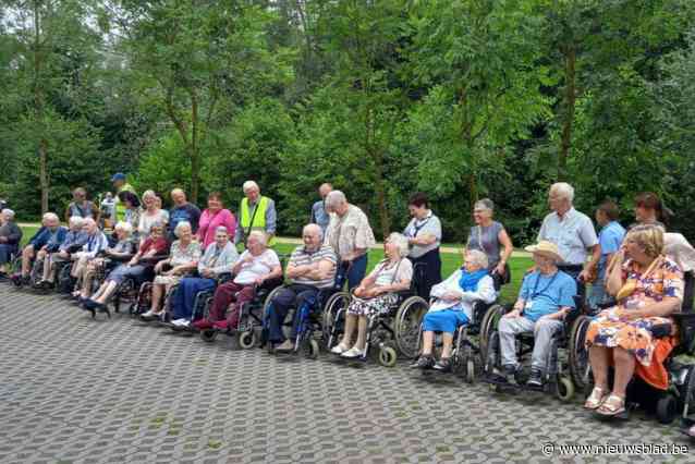 Bewoners woonzorgcentra op rolstoelwandeling