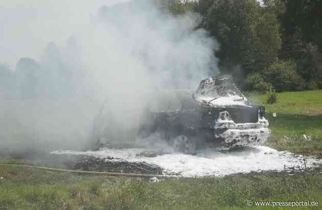 POL-CUX: PKW brennt auf Wiese in Hymendorf vollständig aus - Fahrzeugführer und starkem Alkoholeinfluss und ohne Führerschein unterwegs (Lichtbild in der Anlage)