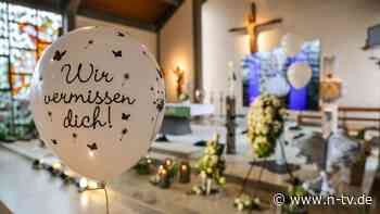 Im kleinen Kreis beigesetzt: Trauernde nehmen Abschied von Adrian