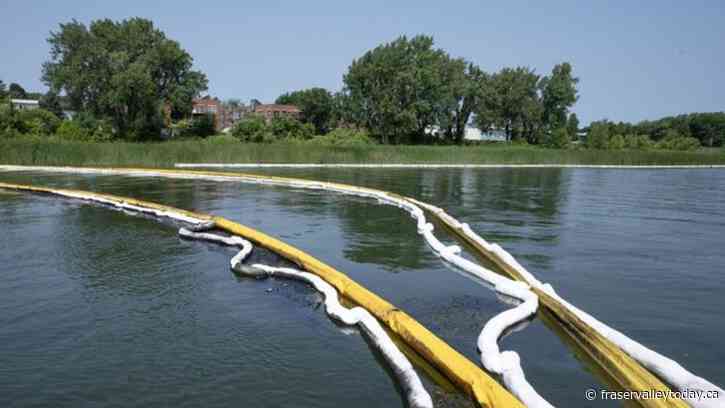 Work continues to clean second motor oil spill in river near Montreal