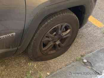 Gli ecoattivisti se la prendono pure con le auto elettriche: ruote sgonfiate e volantini-beffa