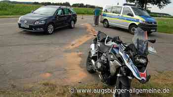 Motorradfahrer überholt Kolonne und prallt gegen Auto