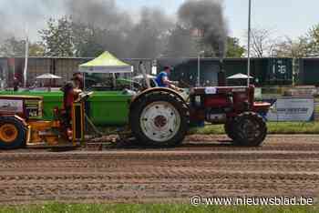 Organisatie Trekkertrek Pelt houdt plastic zeilen klaar tegen regen
