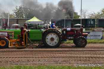 Organisatie Trekkertrek Pelt houdt plastic zeilen klaar tegen regen