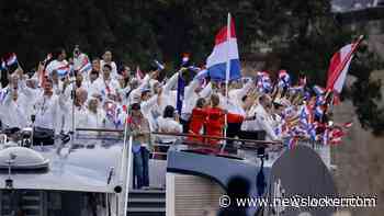 Abbingh en De Jong zwaaien met vlag op regenachtige Seine