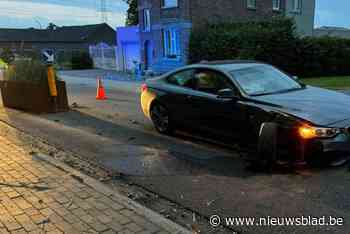 Auto botst tegen bloembak in Millen