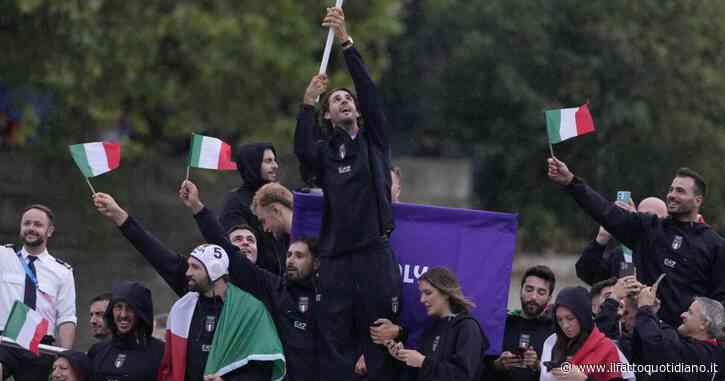 Tamberi perde la fede nuziale nella Senna mentre sventola la bandiera italiana. E i compagni di squadra lo prendono in giro