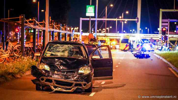 Snelheidsduivel rijdt door rood, schept motorrijder en gaat ervandoor