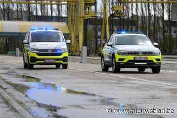 Gevluchte bestuurder (38) ramt meerdere politievoertuigen tijdens achtervolging: wagen klemgereden in Sint-Niklaas, één politieagent gewond