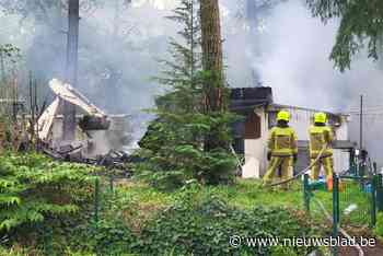 Bewoner raakt gewond bij uitslaande brand in stacaravan, twee honden gered