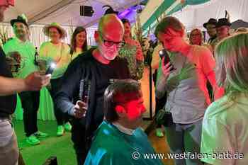Top, die Wette gilt: Friseur schneidet Schützenkönig im Festzelt die Haare