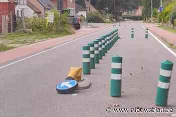 Vandalen vernielen wegversmalling in Eksel: “Paaltjes dubbel geplooid op grond”