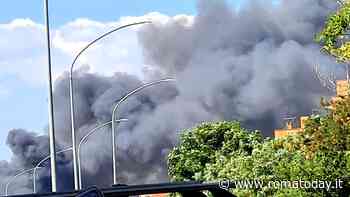 Incendi a Roma, doppio rogo e fumo nero in due quartieri. Evacuata una clinica temporaneamente