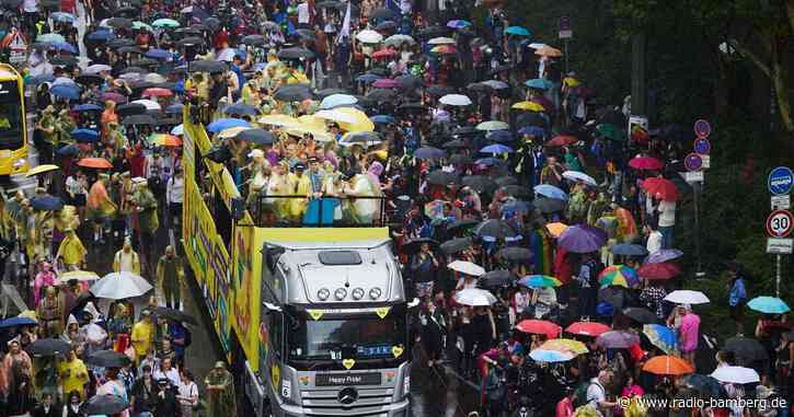 Glitzer, Regenbogen und politische Forderungen beim CSD