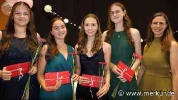 Schülerinnen der Maria-Ward-Schule Kempten feiern ihren Abschluss