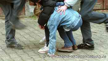 Schülerin schaute nur zu und bereut es heute – Expertin erklärt, welche tragende Rolle Mitläufer spielen