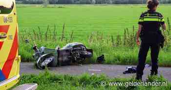 Duo hard ten val met scooter in Boven-Leeuwen, één van hen ernstig gewond