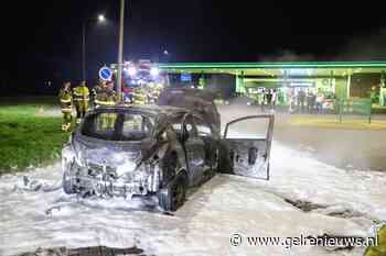 Auto vliegt in brand bij tankstation langs snelweg