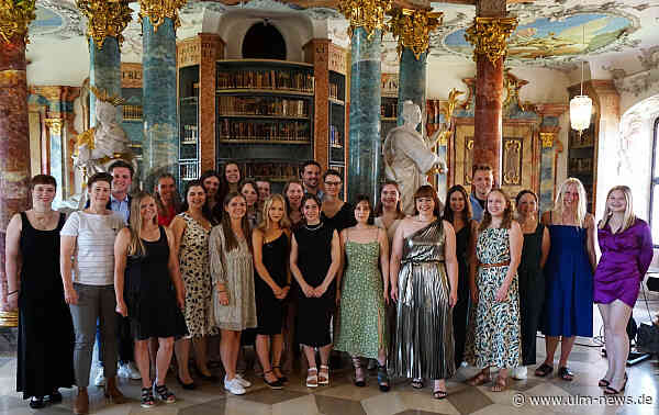 49 Studierende in Gesundheitsberufen feiern Bachelor-Abschluss