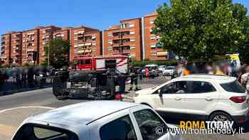 Incidente a Ostia, scontro tra due auto e una si ribalta: due turiste sono gravi