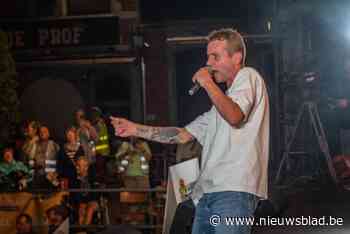 IN BEELD. Sam Gooris zet bomvolle Oude Markt op stelten tijdens Leuven Zingt