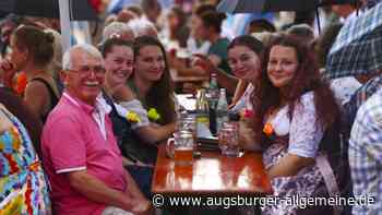 Beim Dorffest in Holzheim tut der Regen der guten Laune keinen Abbruch