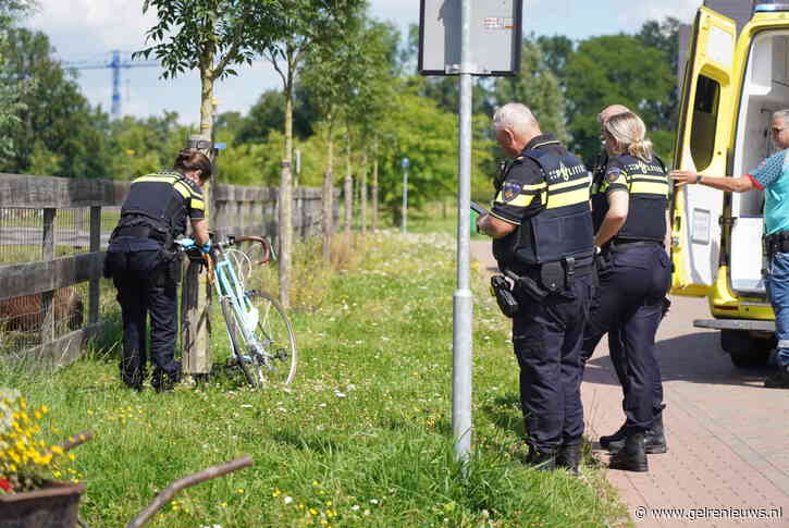 Wielrenner slaat over de kop door kunstof drempel