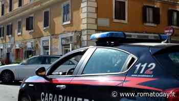 Esquilino, rompe finestrini delle auto parcheggiato: fermato con la mano sanguinante in strada