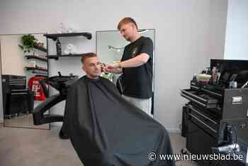 ‘Voetbalkapper’ Viktor uit Mortsel viert tiende verjaardag met vernieuwde zaak: “Alles eruit, alles in ’t nieuw”