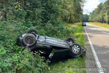Auto slaat over de kop in Maasmechelen: moeder en zoontje (4) ongedeerd