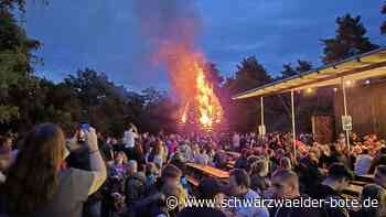 Beliebtestes Fest in Ostelsheim: Die Höhenfeuerfans schreckt der Regen nicht ab
