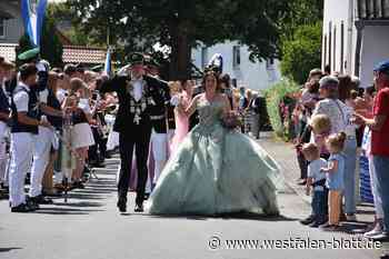 Klatschsalven begleiten Königspaar in Bleiwäsche