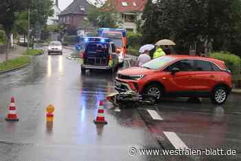 Opel-Fahrer nimmt Motorrad in Warburg die Vorfahrt