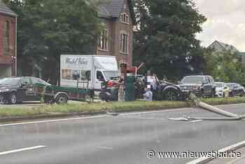Auto botst tegen verlichtingspaal op Grote Baan in Houthalen