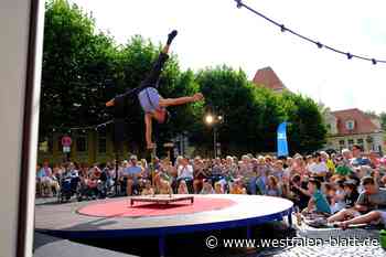 Akrobatik vorm Zirkuswagen lockt Besucher auf den Rathausplatz