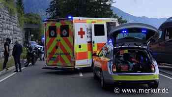 Auffahrunfall mit zwei Motorräder: Biker am Walchensee schwer verletzt