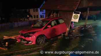 Fahrer schläft betrunken am Steuer ein und kracht gegen Bushaltestelle