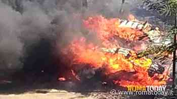 Roma continua a bruciare, fiamme e fumo avvolgono la città. Incendio distrugge due auto
