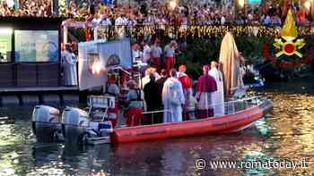 La Madonna Fiumarola portata in processione sul Tevere dai vigili del fuoco