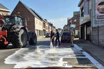 Brandweer verwijdert olievlek op wegdek