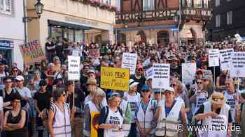 Lesung in Marburg geplant: Tausende protestieren gegen Rechtsextremist Sellner