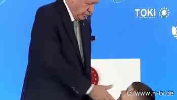 Verspäteter Handkuss: Präsident Erdogan ohrfeigt Kind auf offener Bühne