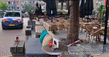 Verwarde man in blote buik pakt voorbijganger vast en steekt hem met mes in de nek