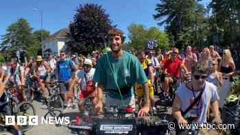 Cycling DJ brings drum and bass party to beach